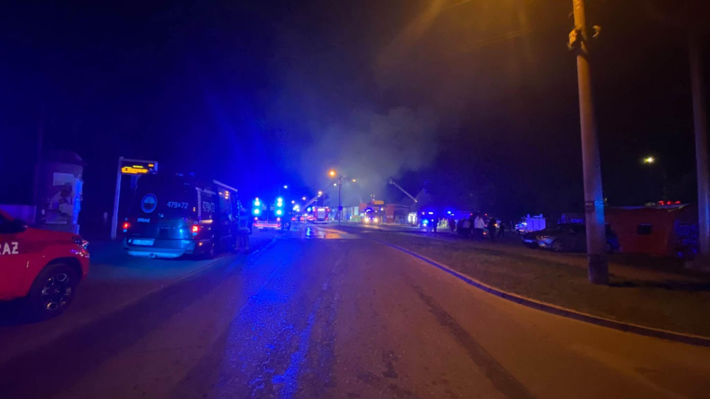 Potężny pożar Biedronki! Cały dach sklepu objęty ogniem, na miejscu ponad 80 ratowników
