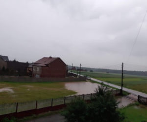 Burza w Śląskiem: Zalane ulice i posesje, podtopienia. Dramat w miastach