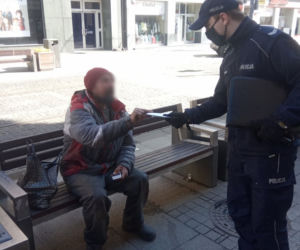 Bezdomni też muszą nosić maseczki! Policjanci z Katowic o to zadbali 