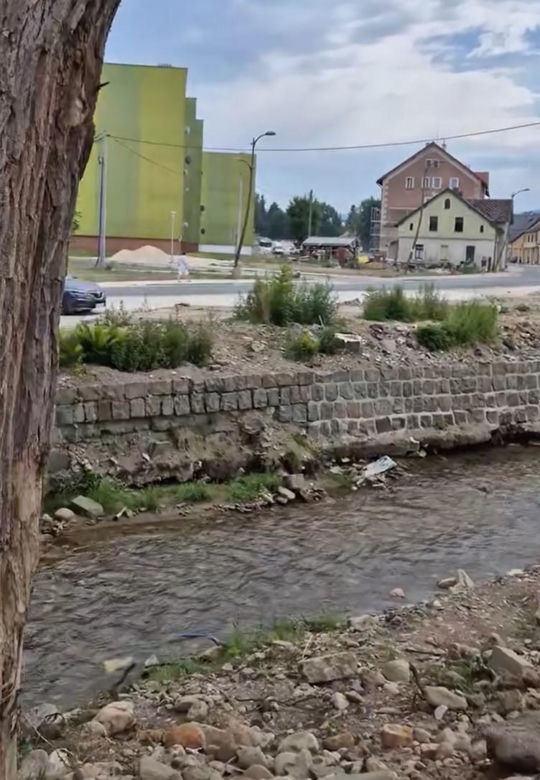 Tak wygląda potok Morawka w Stroniu Śląskim. Mieszkańcy: "Nic tu nie jest zabezpieczone" 