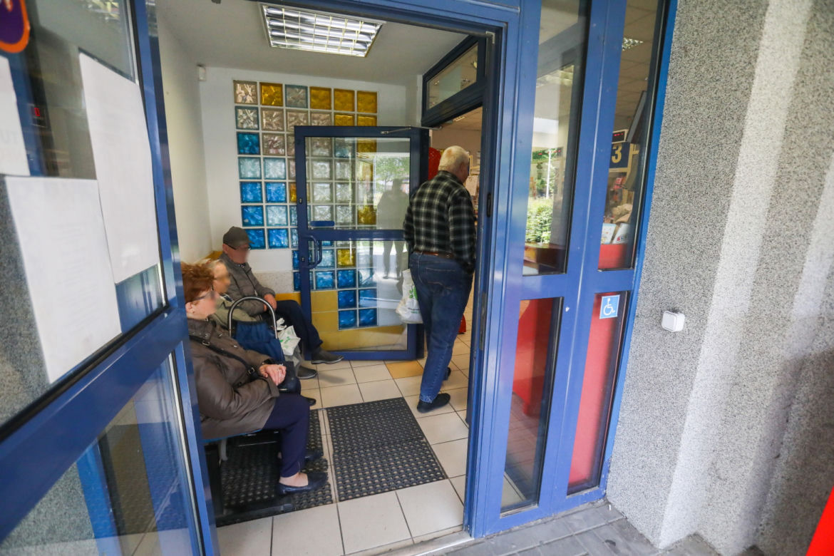 Poczta ostatniej szansy. Ludzie czekają tu po dwie godziny