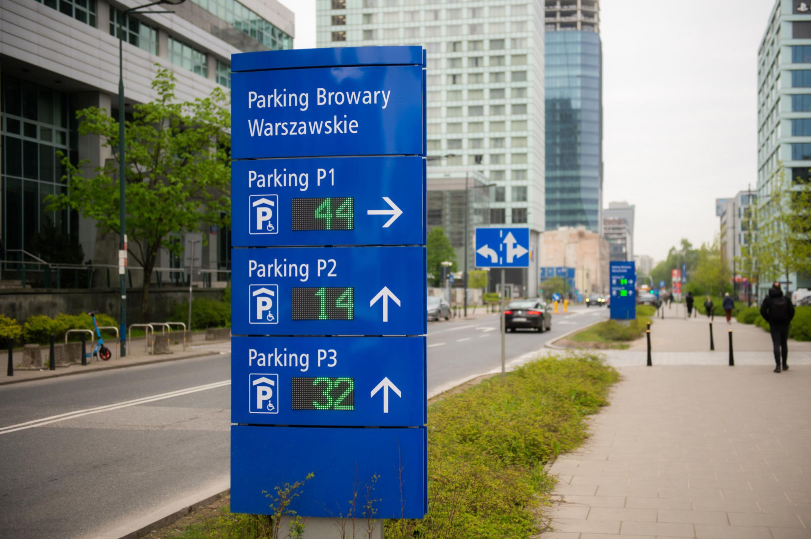 Tablica informująca o zapełnieniu parkingów podziemnych przy Browarach Warszawskich