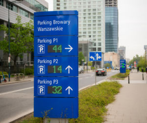 Tablica informująca o zapełnieniu parkingów podziemnych przy Browarach Warszawskich