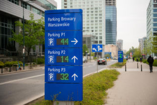 Tablica informująca o zapełnieniu parkingów podziemnych przy Browarach Warszawskich