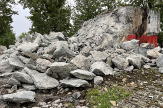 Rozbiórka cokołu po pomniku Koniewa