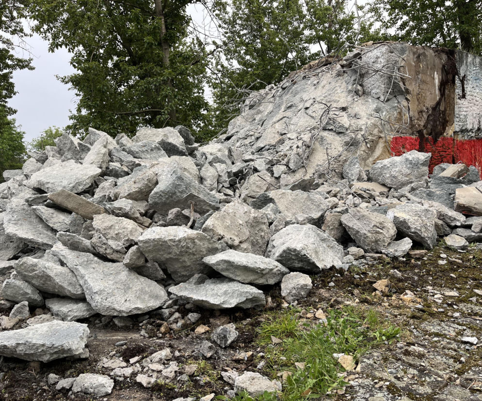 Rozbiórka cokołu po pomniku Koniewa
