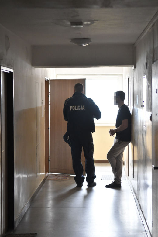 Mężczyzna wypadł z okna i spadł na innego mężczyznę