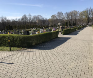Ten cmentarz na Śląsku jest otwarty. Mieszkańcy odwiedzają groby bliskich