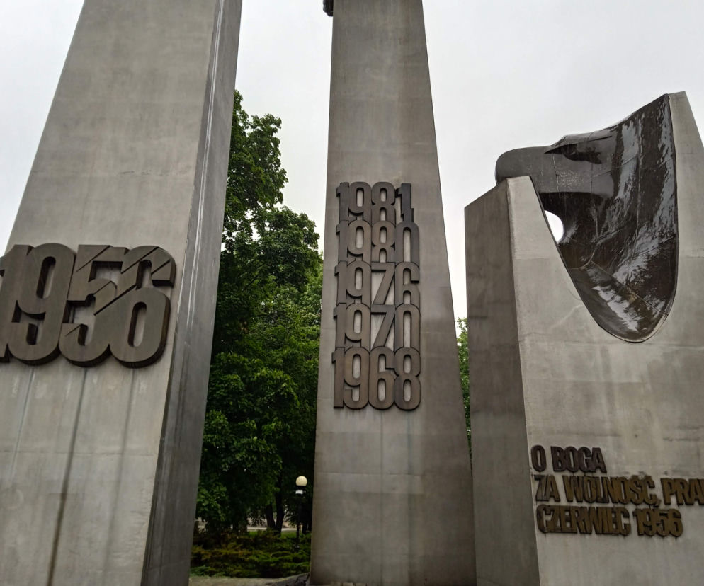 Pomnik Poznańskiego Czerwca 1956 roku z charakterystycznymi datami upamiętniającymi ważne wydarzenia historyczne oraz fragmentem napisu O BOGA ZA WOLNOŚĆ, PRAWO I CZERWIEC 1956. Dowiedz się więcej o historii Poznania na naszym portalu.