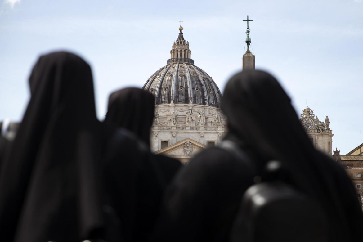 Nie żyje papież Franciszek. Wierni gromadzą się na Placu św. Piotra