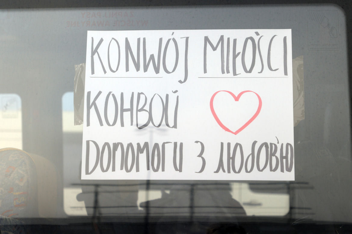 Miasteczko pomocy dla uchodźców z Ukrainy na parkingu w Przemyślu