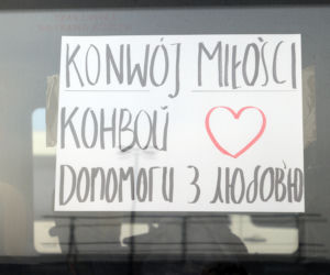 Miasteczko pomocy dla uchodźców z Ukrainy na parkingu w Przemyślu
