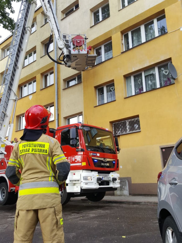 Dziecko stało na parapecie