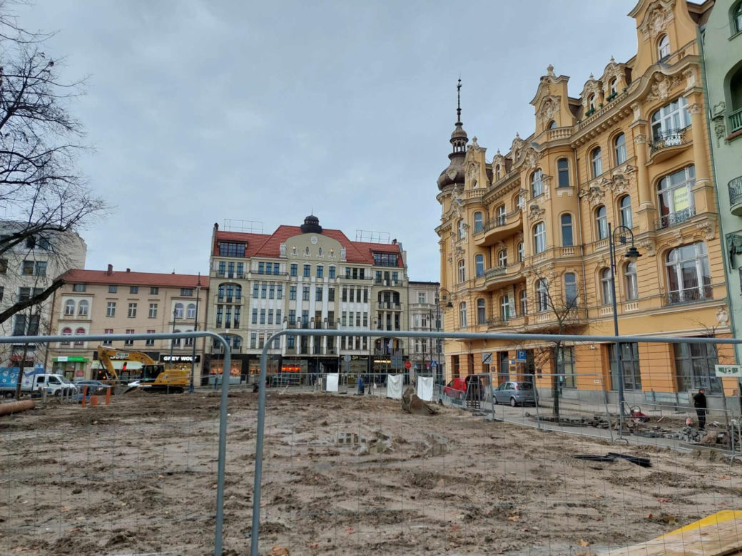 Plac Wolności to ciągle plac budowy. Przed kościołem mają być jak najlepsze warunki do handlu kwiatami [WIZUALIZACJE, ZDJĘCIA]