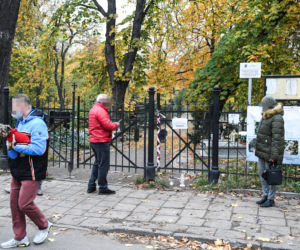 Cmentarze 1 listopada zamknięte dla niezaszczepionych. Kontrowersyjna rada eksperta. Rząd już podjął decyzję!