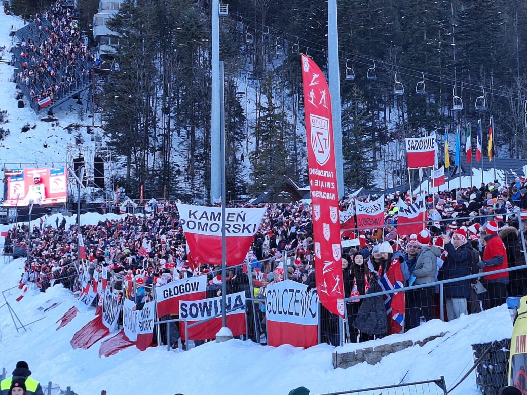 Tłumy kibiców w Zakopanem. Biało-czerwono pod Tatrami 