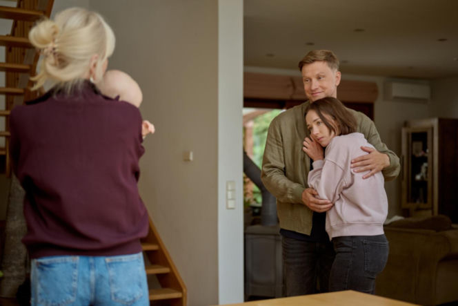 Na Wspólnej odc. 4128. Ania (Sonia Mietielica), Igor (Jakub Wesołowski), Ewa (Ewa Gawryluk), Jaś (Kazio Wierzbicki)