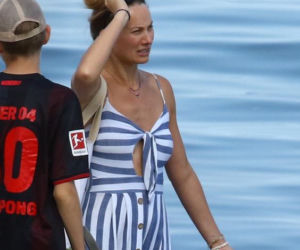 Joanna Moro taszczyła córkę brzegiem morza