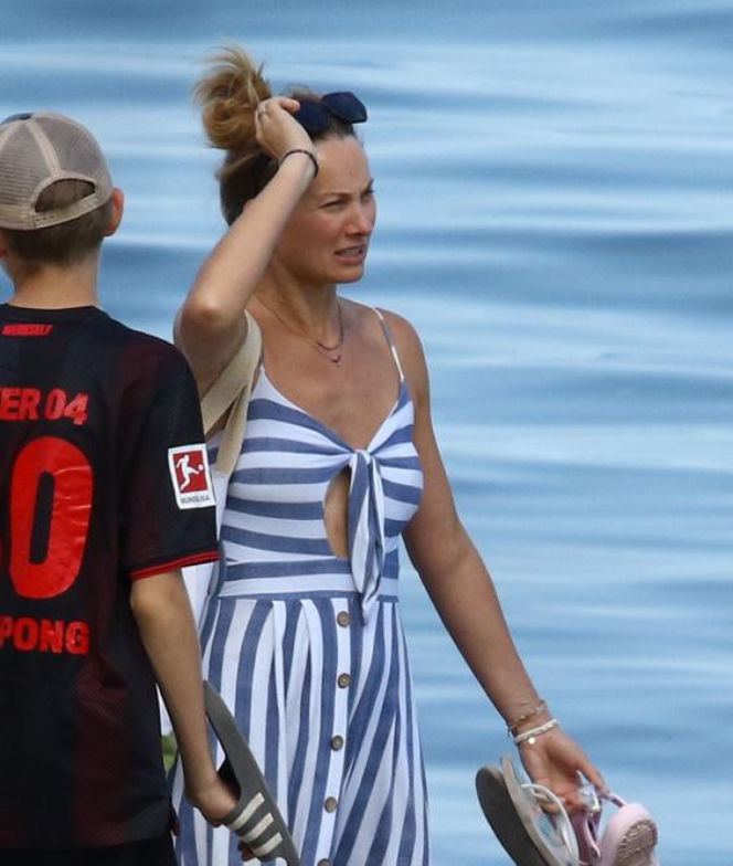 Joanna Moro taszczyła córkę brzegiem morza