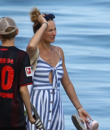 Joanna Moro taszczyła córkę brzegiem morza