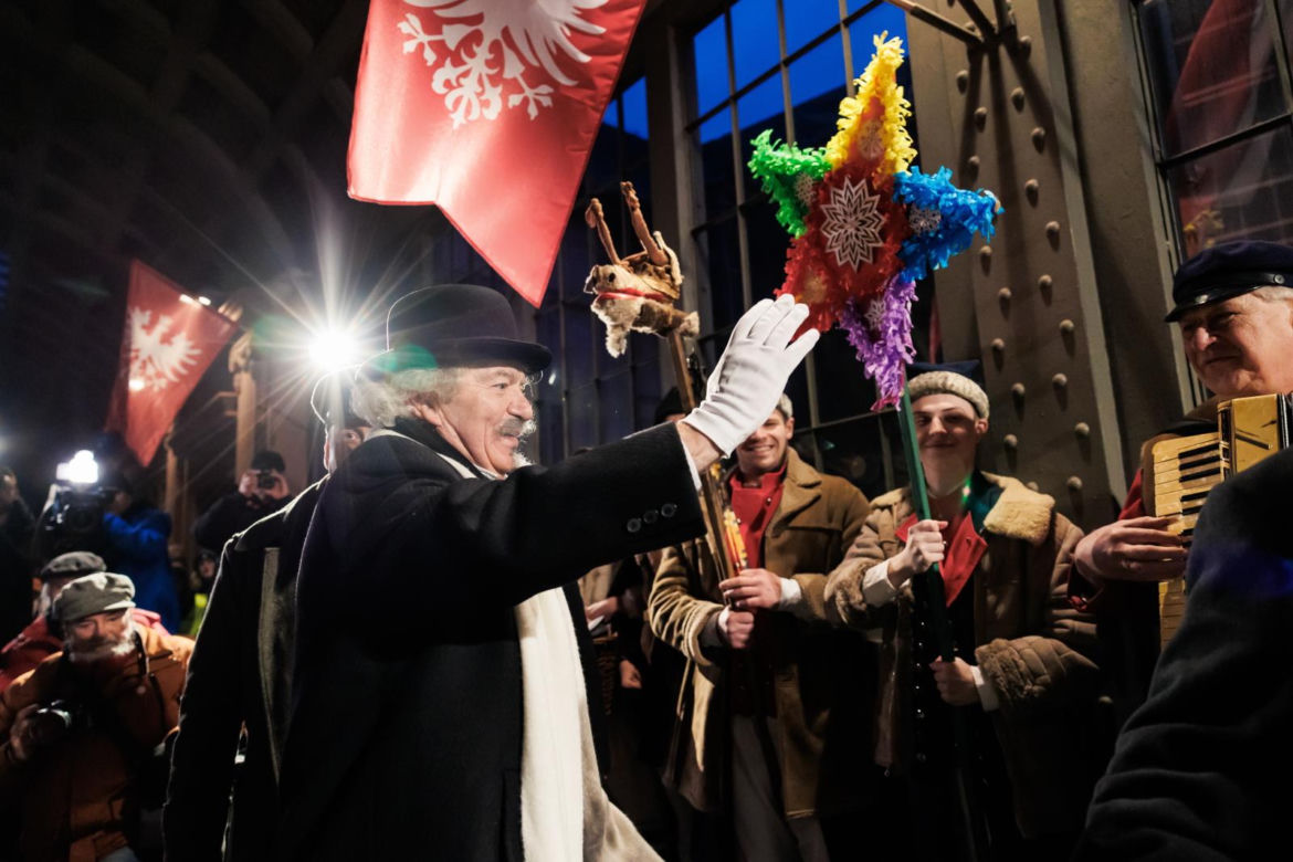 Paderewski przybył do Poznania; tłum mieszkańców na inscenizacji przyjazdu kompozytora do stolicy Wielkopolski