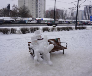 Śnieżna rodzina bałwanów pojawiła się na ul. Puławskiej 238 w Warszawie