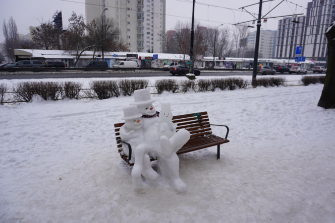 Śnieżna rodzina bałwanów pojawiła się na ul. Puławskiej 238 w Warszawie