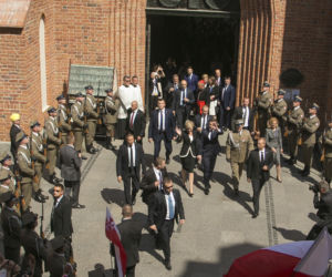 Przejście prezydenta RP z archikatedry do Zamku Królewskiego
