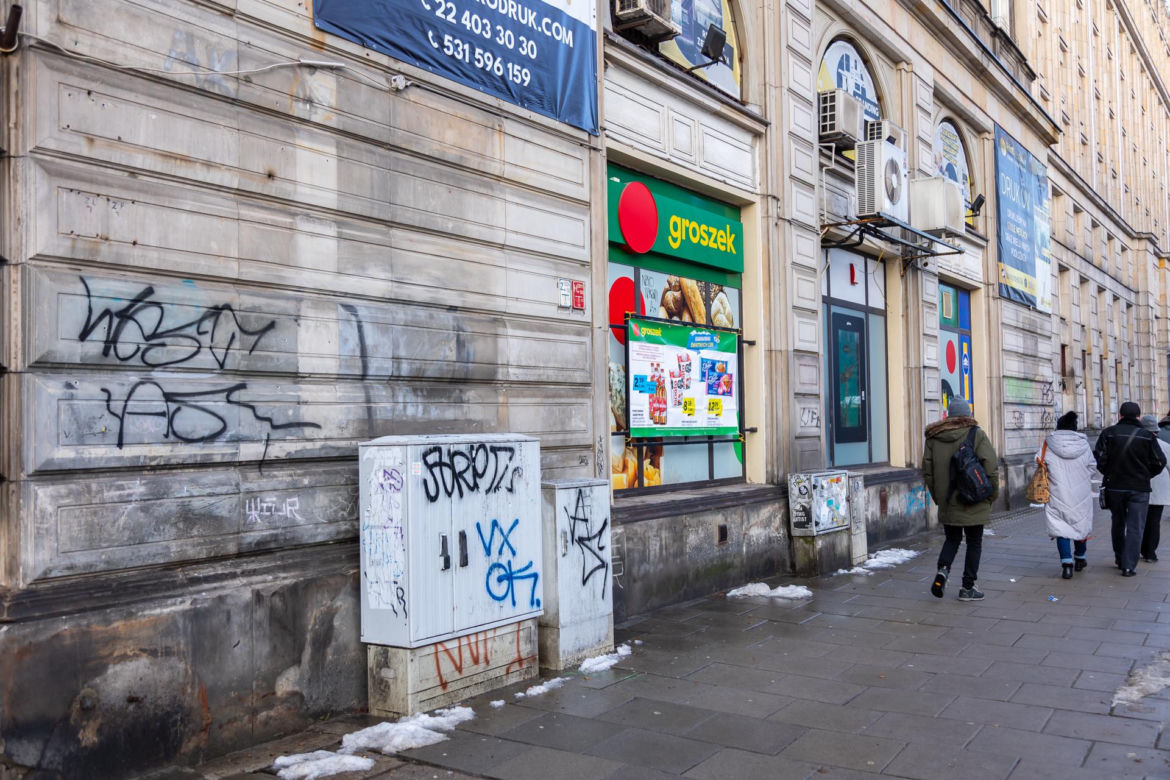Ulice i place w centrum pokryte graffiti
