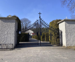 Rodzinna masakra w Kadłubie. Ojczym i prababcia 17-letniego mordercy spoczęli w osobnych grobach