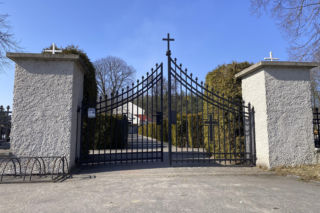 Rodzinna masakra w Kadłubie. Ojczym i prababcia 17-letniego mordercy spoczęli w osobnych grobach