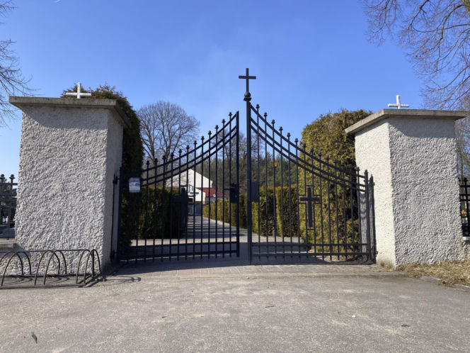 Rodzinna masakra w Kadłubie. Ojczym i prababcia 17-letniego mordercy spoczęli w osobnych grobach