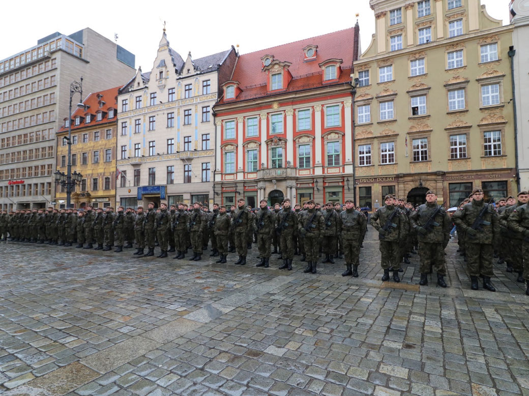 Dolnośląscy terytorialsi złożyli przysięgę wojskową na Rynku we Wrocławiu