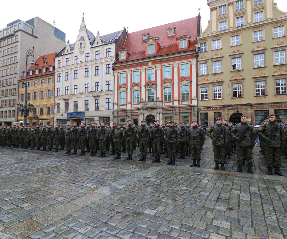 Dolnośląscy terytorialsi złożyli przysięgę wojskową na Rynku we Wrocławiu