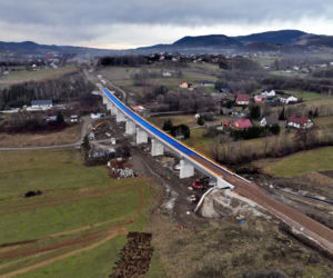 Trwa przebudowa linii kolejowej Nowy Sącz – Chabówka. Powstają nowe tory, mosty, wiadukty i tunele