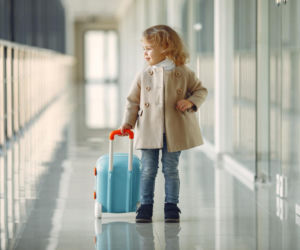 Spakowałeś to dziecku do samolotu? Na lotnisku może spotkać cię przykra niespodzianka