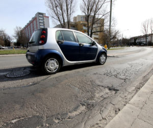 Ulice w Warszawie jak szwajcarski ser. Pełno dziur!