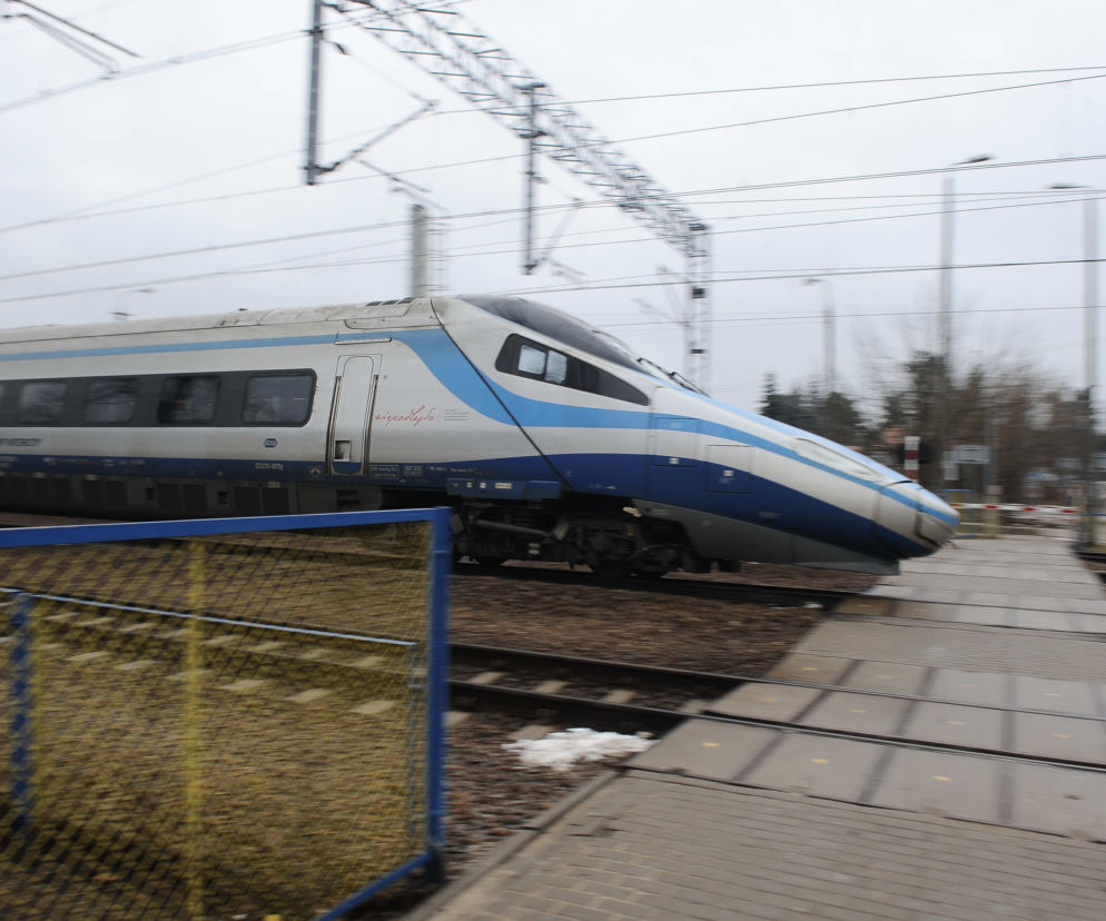 Horror na torach w Piastowie. Rozpędzone pendolino rozjechało człowieka. Ogromna tragedia