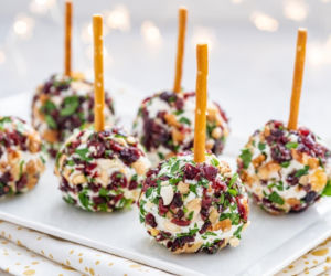 Hit świątecznych przyjęć! Fantazyjna kulka serowa, którą zrobisz w kilka minut