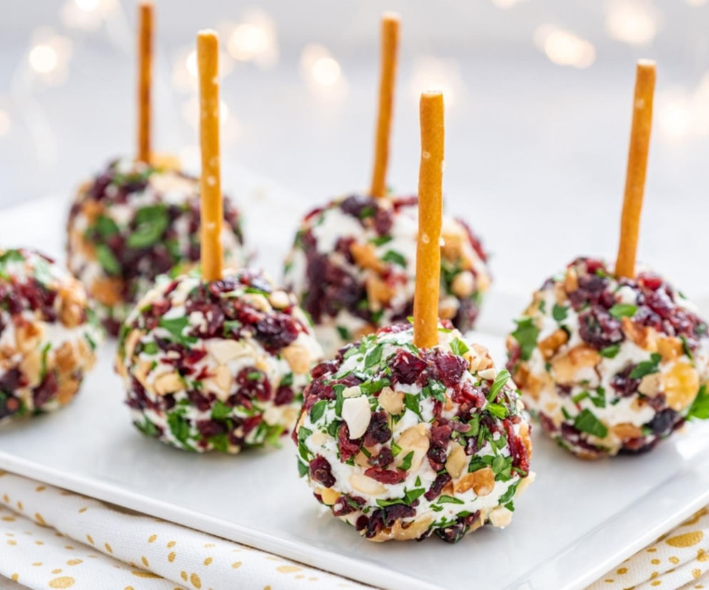 Hit świątecznych przyjęć! Fantazyjna kulka serowa, którą zrobisz w kilka minut