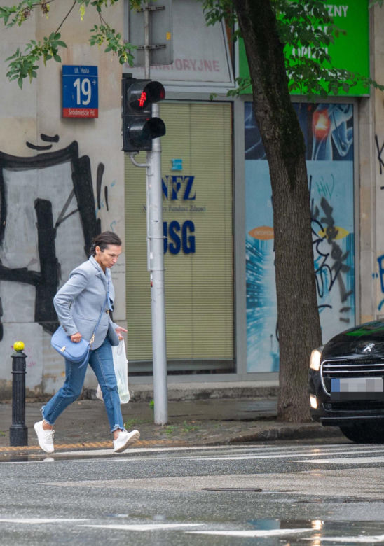 Olga Bończyk na czerwonym świetle