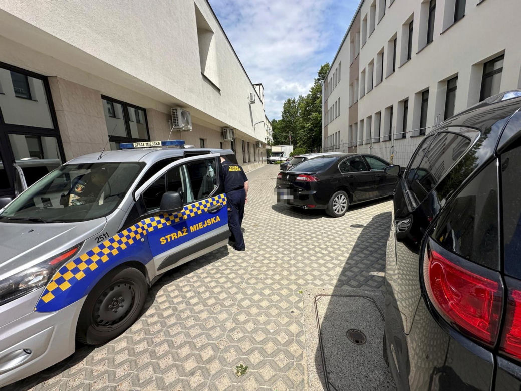 Auto wjechało w budynek sądu w Warszawie. Kierowca z impetem wyłamał szlaban i wjechał na zamknięty teren