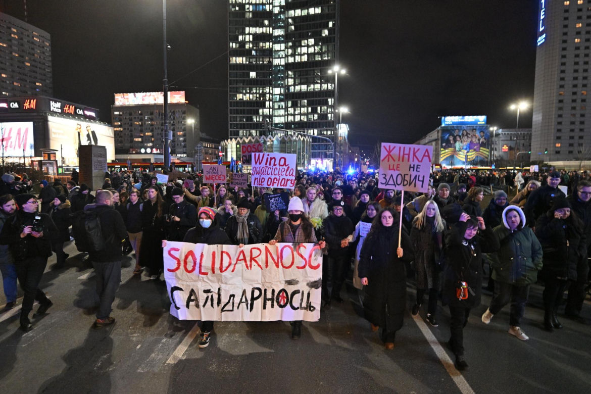 25-letnia Liza zmarła po brutalnym gwałcie. Cichy marsz idzie ulicami Warszawy
