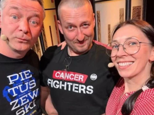 Pilne wieści od Kabaretu Nowaki! Chory Tomasz Marciniak wrócił na scenę. Napis na koszulce mówi wszystko
