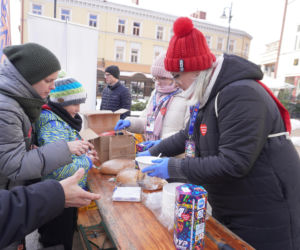 34. Finał WOŚP. Dziennikarze Radia ESKA rozgrzewają Tarnów pysznym żurkiem!