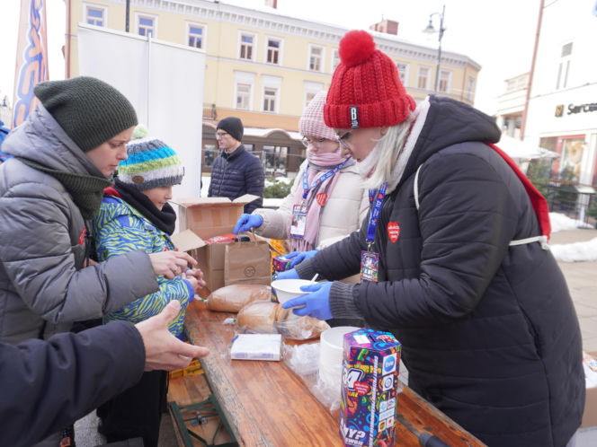 34. Finał WOŚP. Dziennikarze Radia ESKA rozgrzewają Tarnów pysznym żurkiem!