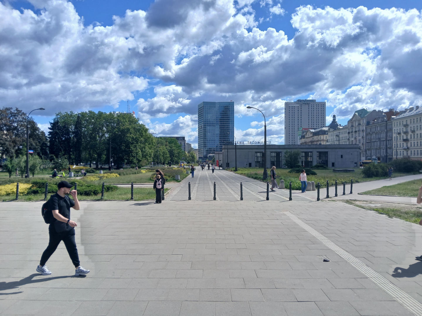 Chodnik łączący Dworzec Centralny i metro Centrum w Warszawie