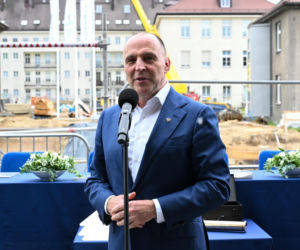 Wmurowanie aktu erekcyjnego pod budowę Uniwersyteckiego Centrum Zabiegowego dla Dzieci