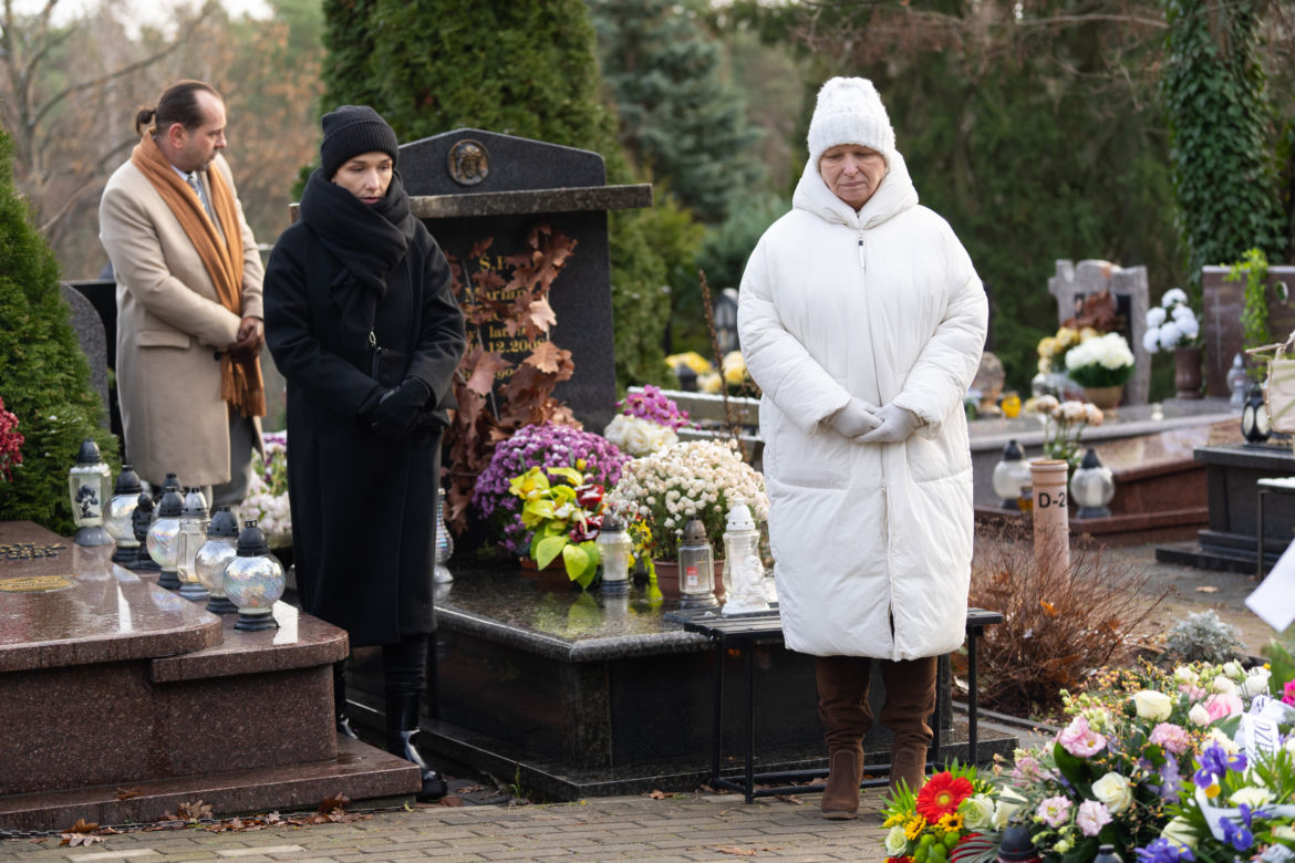 Barwy szczęścia, odcinek 2616: Basia na pogrzebie Zenka wypełni ostatnią wolę zmarłego Grzelaka – ZDJĘCIA