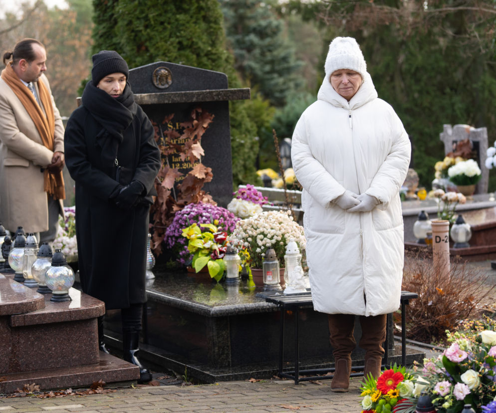 Barwy szczęścia, odcinek 2616: Basia na pogrzebie Zenka wypełni ostatnią wolę zmarłego Grzelaka – ZDJĘCIA